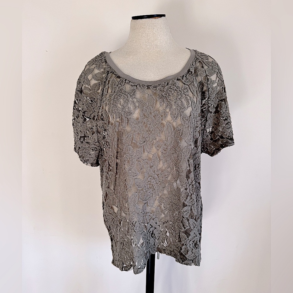 EXPRESS Grey Y2K High Low Floral Lace Short Sleeve Shirt Large